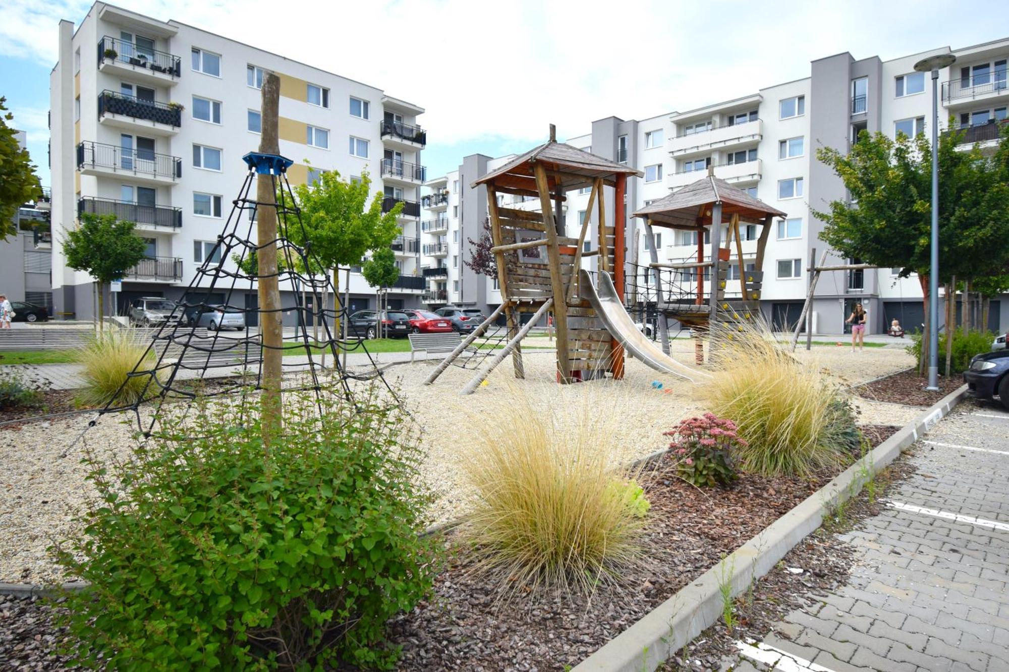 Apartman Zlatovska 22B Trenčín Exteriör bild