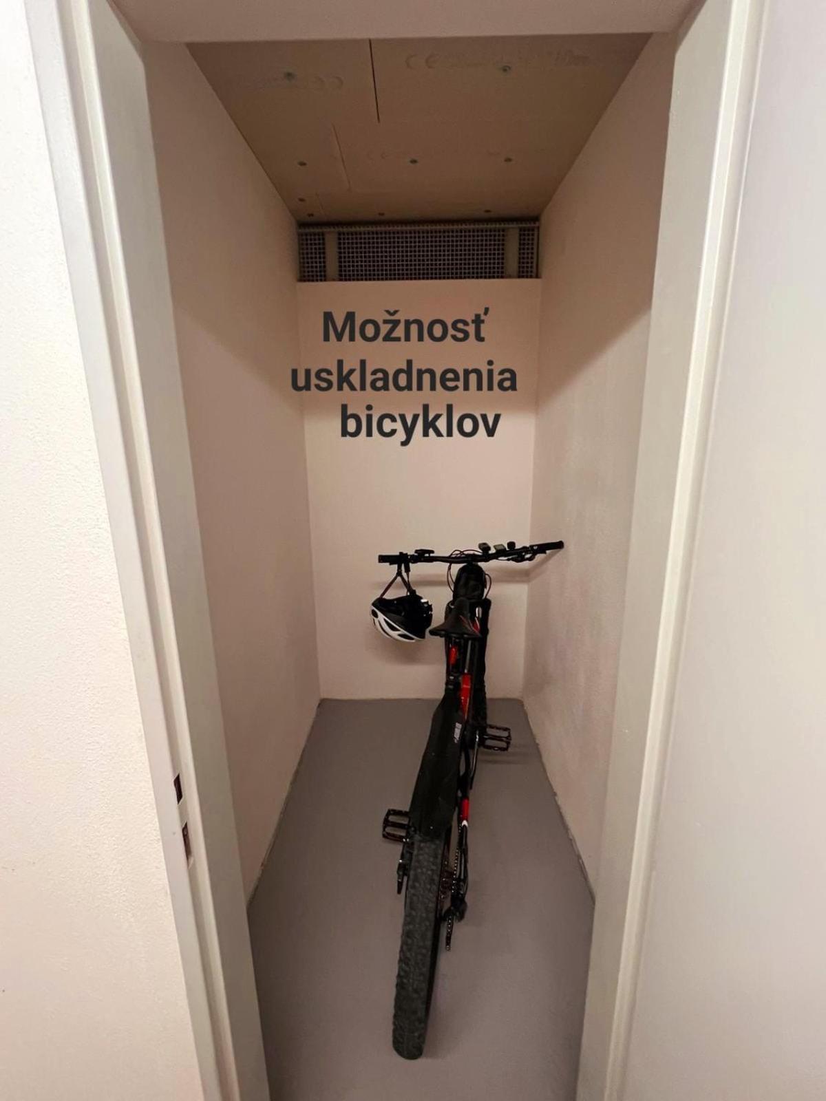 Apartman Zlatovska 22B Trenčín Exteriör bild