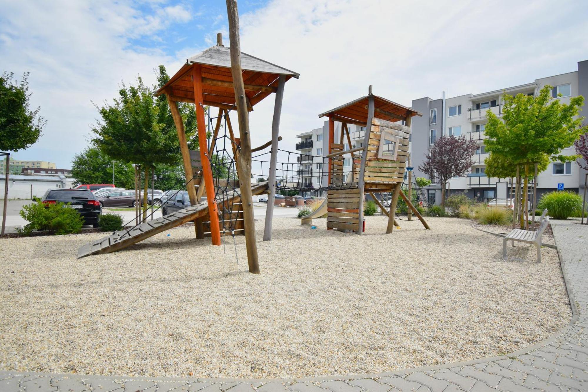 Apartman Zlatovska 22B Trenčín Exteriör bild